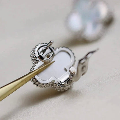 [Super Jewellery]CLOVER MEDIUM 1 MOTIFS  WHITE MOP EARRINGS SILVER