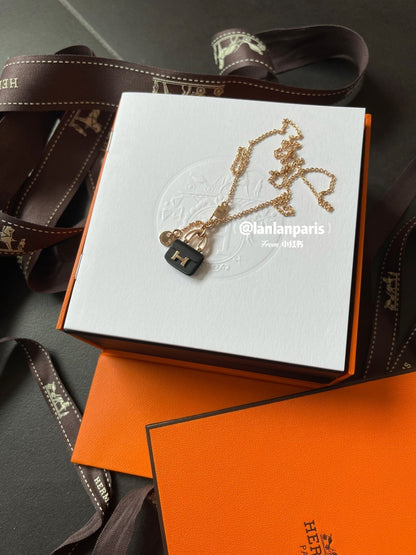 [Super Jewellery]CONSTANCE BLACK PEDANT PINK GOLD NECKLACE
