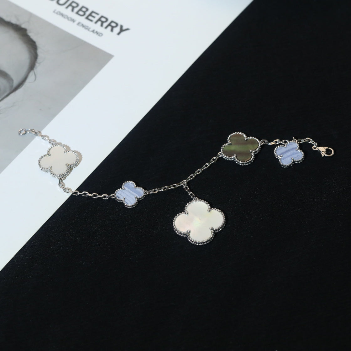 [Super CiCi ]KLEEBLATT-ARMBAND 5 MOTIVE PERLMUTT CHALCEDON SILBER