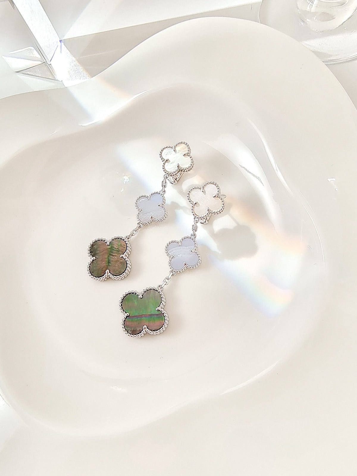 [Super CiCi ]CLOVER OHRRINGE MIT 3 MOTIVEN AUS CHALCEDON, DUNKLER PERLMUTT-OPTIK UND SILBER