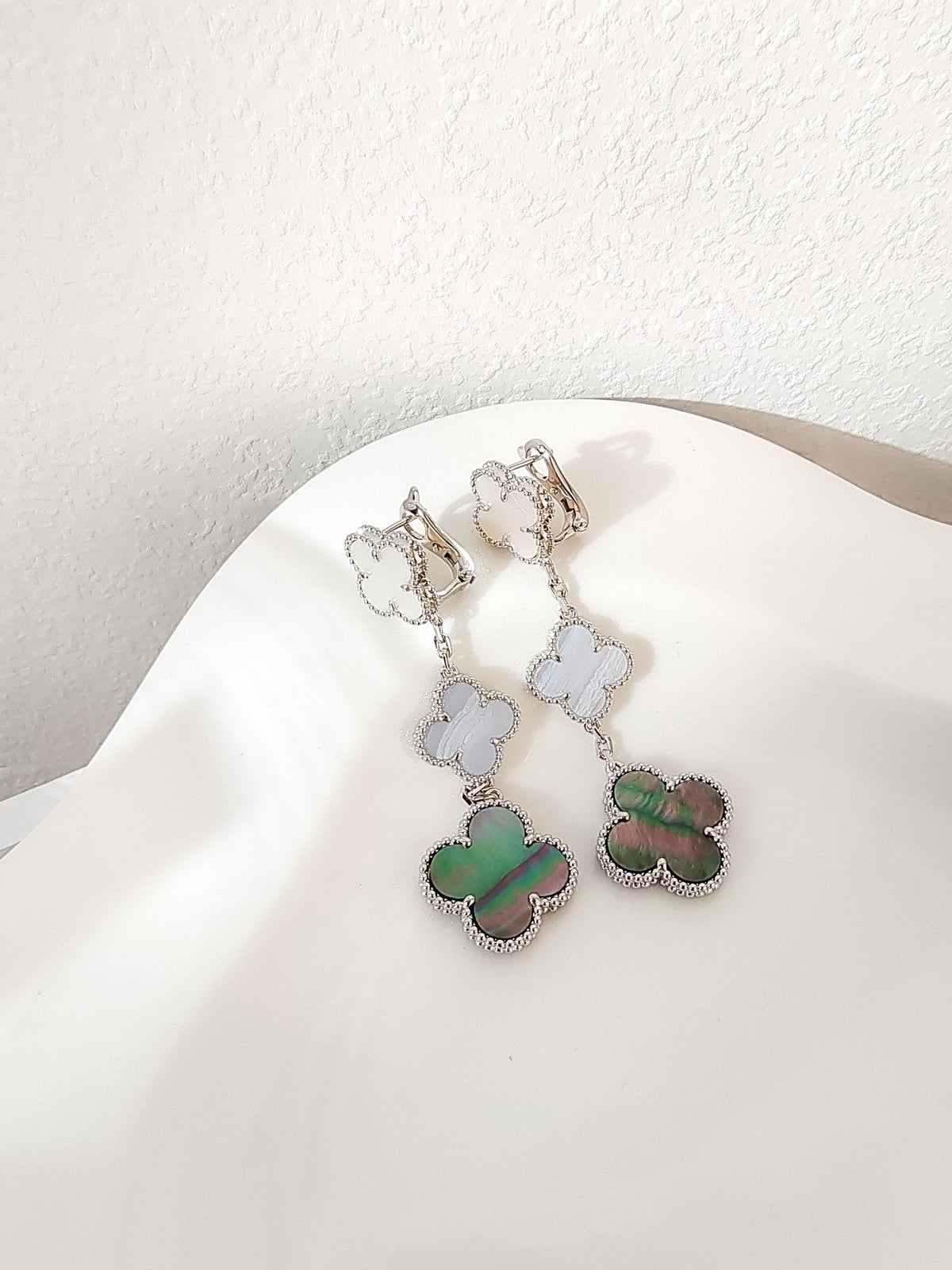 [Super CiCi ]CLOVER OHRRINGE MIT 3 MOTIVEN AUS CHALCEDON, DUNKLER PERLMUTT-OPTIK UND SILBER