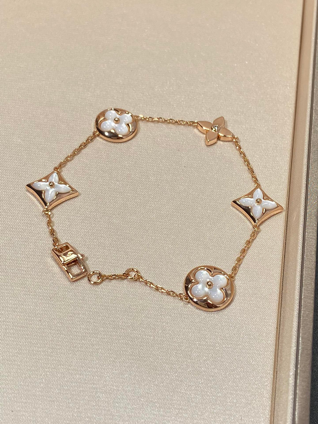 [Super CiCi ]STERN UND SONNE 5-MOTIV ARMBAND AUS PERLMUTT IN ROSÉGOLD