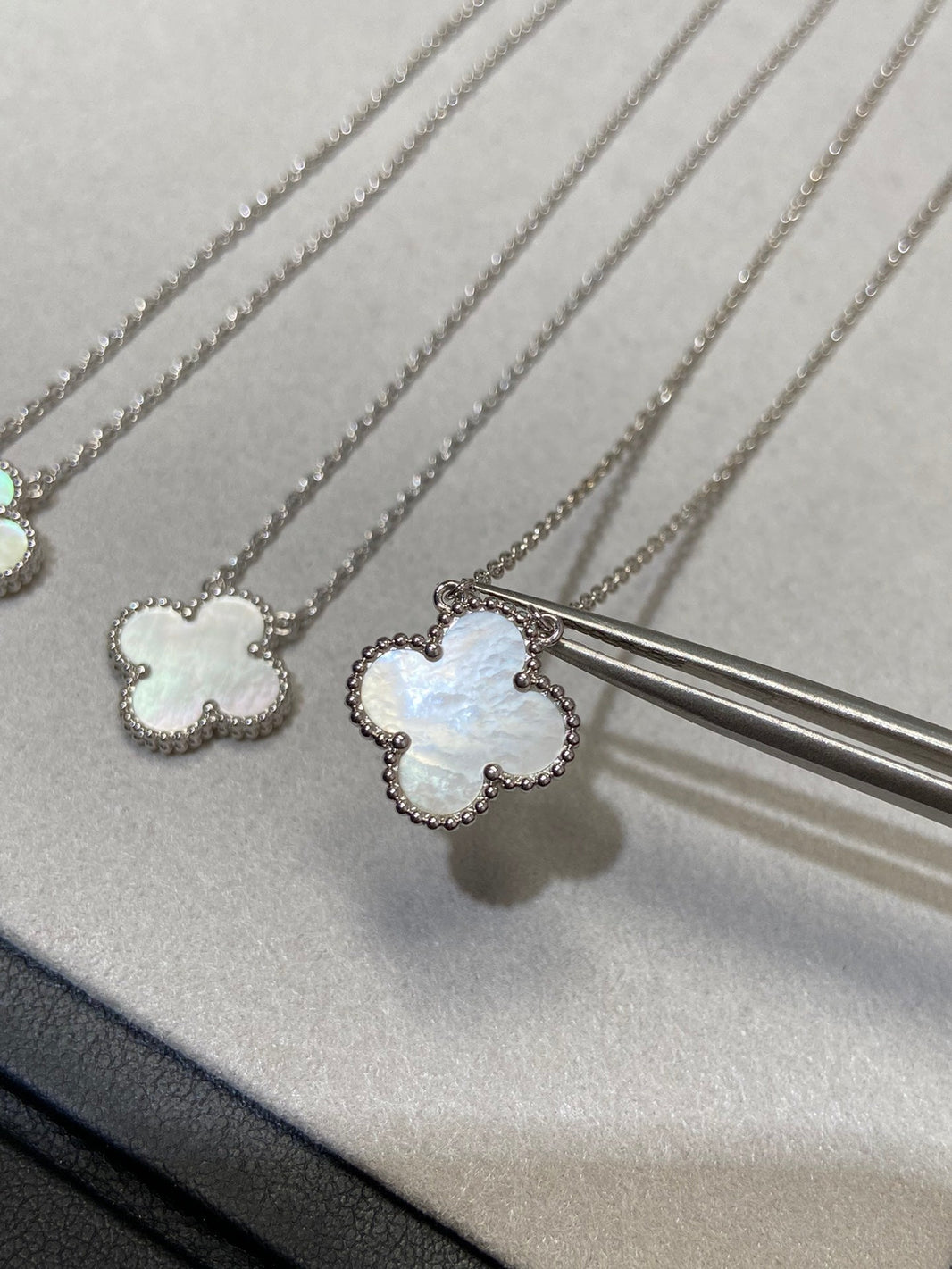 [Super Jewellery]CLOVER MEDIUM SILVER WHITE MOP NECKLACE