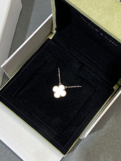 [Super Jewellery]CLOVER MEDIUM SILVER WHITE MOP NECKLACE