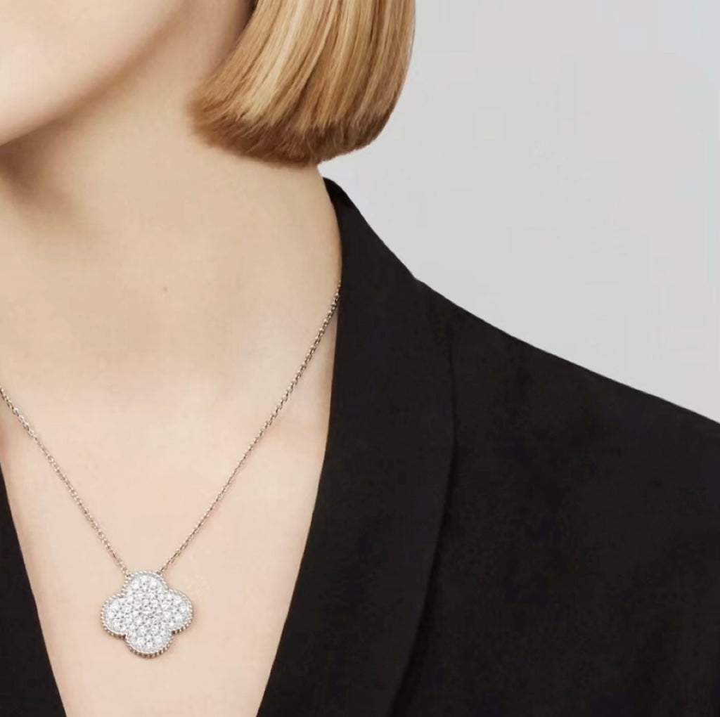 [Super CiCi ]CLOVER 25MM GROSSER ANHÄNGER MIT DIAMANT-PAVÉ SILBERHALSKETTE