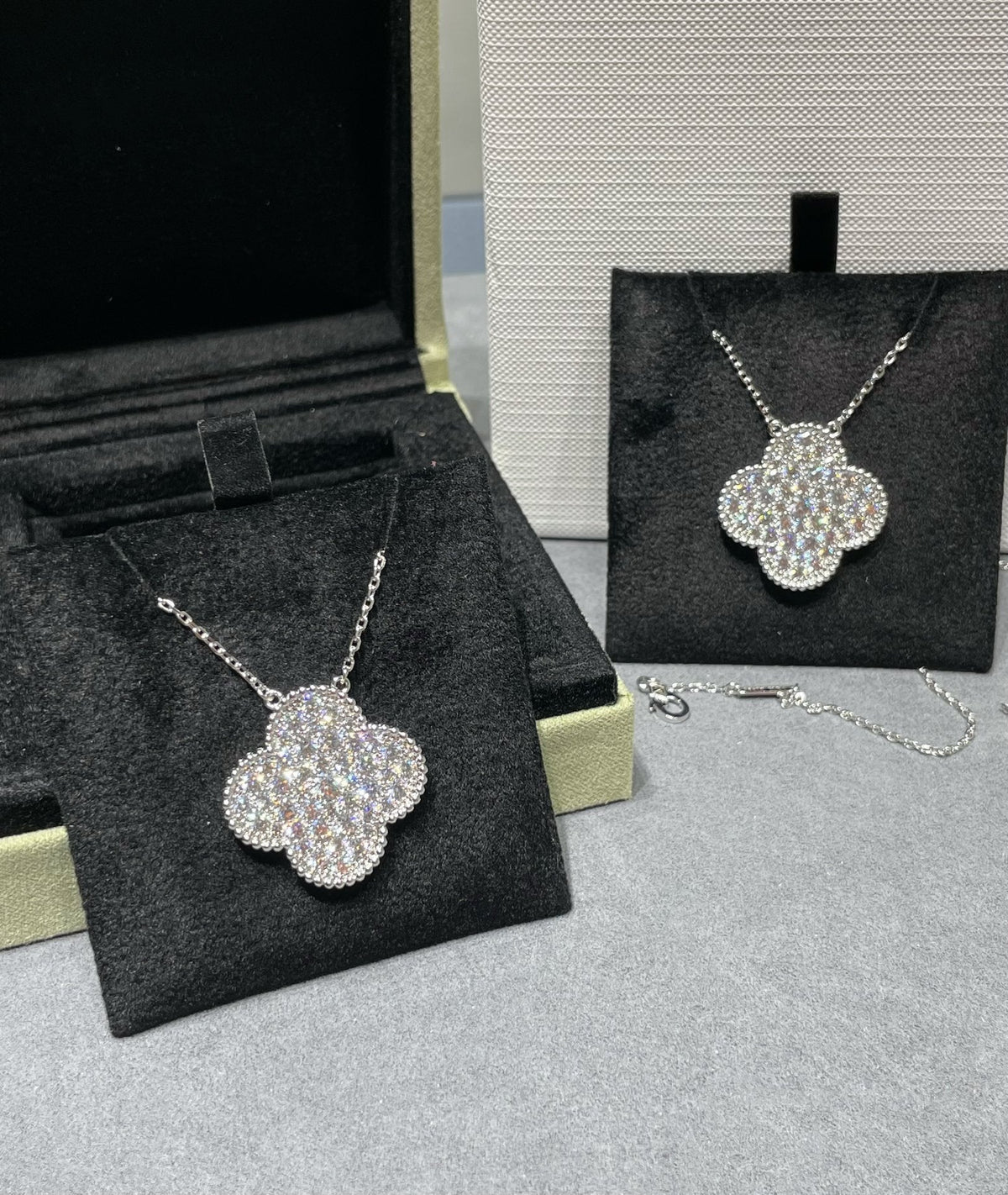 [Super CiCi ]CLOVER 25MM GROSSER ANHÄNGER MIT DIAMANT-PAVÉ SILBERHALSKETTE