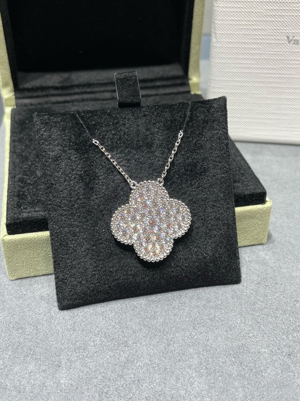 [Super CiCi ]CLOVER 25MM GROSSER ANHÄNGER MIT DIAMANT-PAVÉ SILBERHALSKETTE
