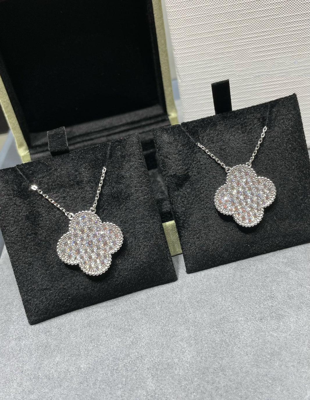 [Super Jewellery]CLOVER 25MM LARGE PENDANT DIAMOND PAVED SILVER NECKLACE