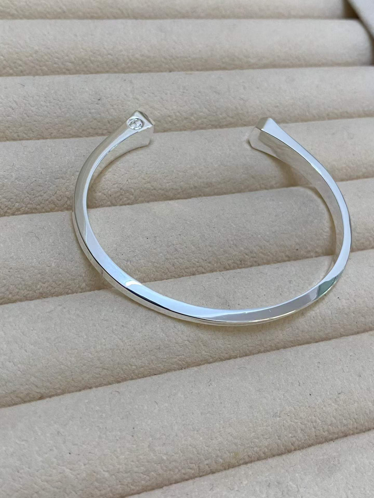 [Super CiCi]CLOU DE FORGE QUADRATISCHE KEGELNIETEN OFFENER ARMBREIF EINHEITSGRÖSSE
