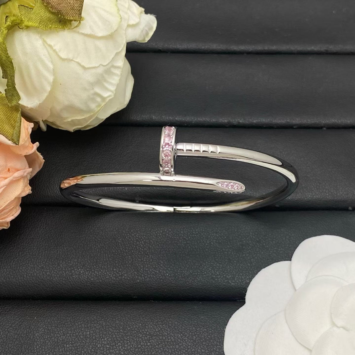 [Super CiCi] ERSTVERÖFFENTLICHUNG. NEUER NAGEL-ARMBREIF MIT DIAMANTEN IN PINK