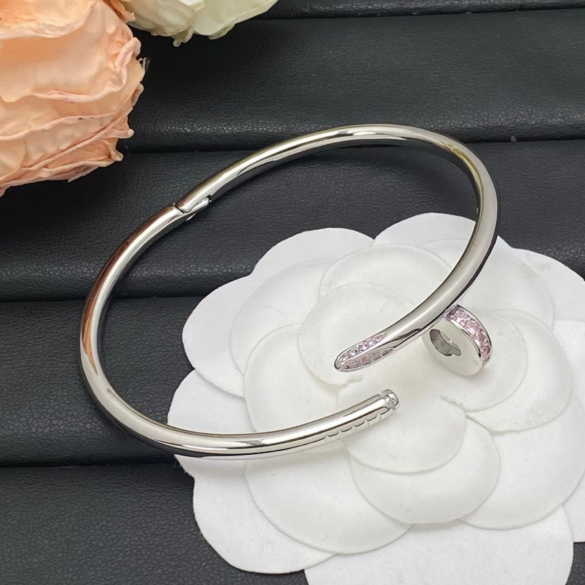 [Super CiCi] ERSTVERÖFFENTLICHUNG. NEUER NAGEL-ARMBREIF MIT DIAMANTEN IN PINK