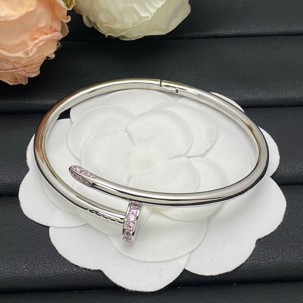 [Super CiCi] ERSTVERÖFFENTLICHUNG. NEUER NAGEL-ARMBREIF MIT DIAMANTEN IN PINK