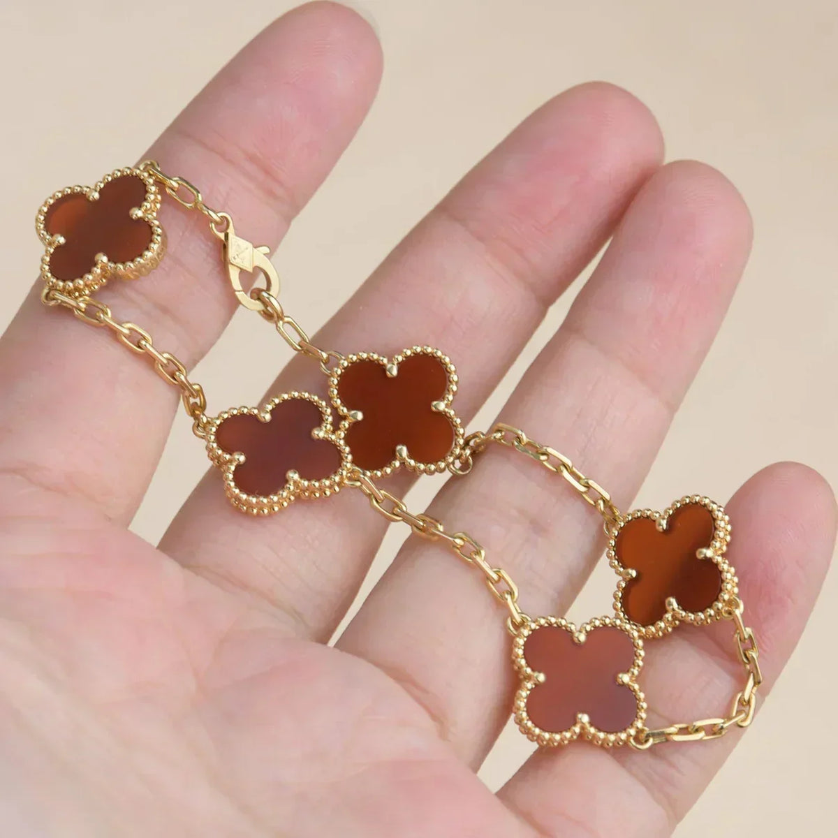 [Super CiCi ] KOLLEKTION: CLOVER ARMBAND MIT 5 MOTIVEN, ROTER KARNEOL