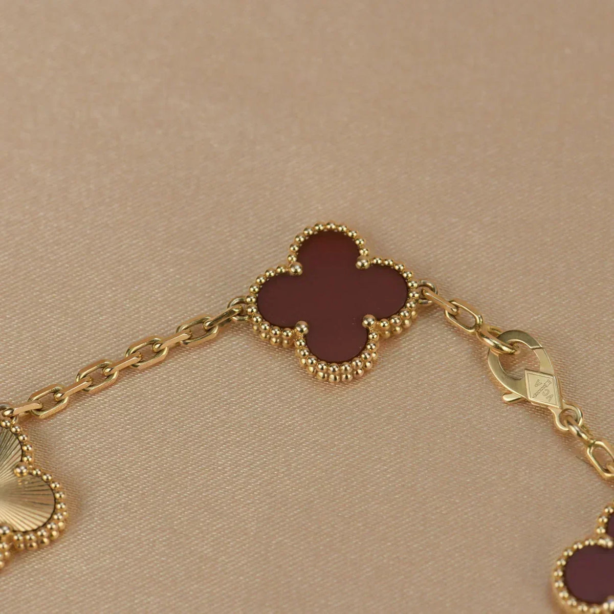 [Super CiCi ] KOLLEKTION: CLOVER ARMBAND MIT 5 MOTIVEN, ROTER KARNEOL