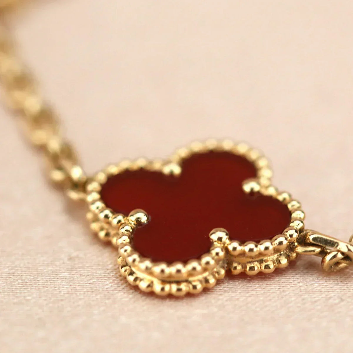 [Super CiCi ] KOLLEKTION: CLOVER ARMBAND MIT 5 MOTIVEN, ROTER KARNEOL