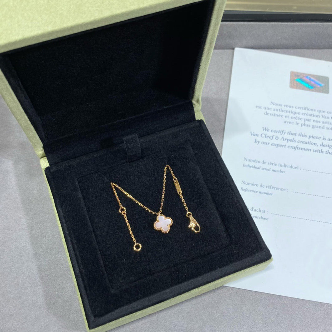 [Super Jewellery]CLOVER 9.5MM PINK MOTHER OF PEARL SINGLE FLOWER NECKLACE