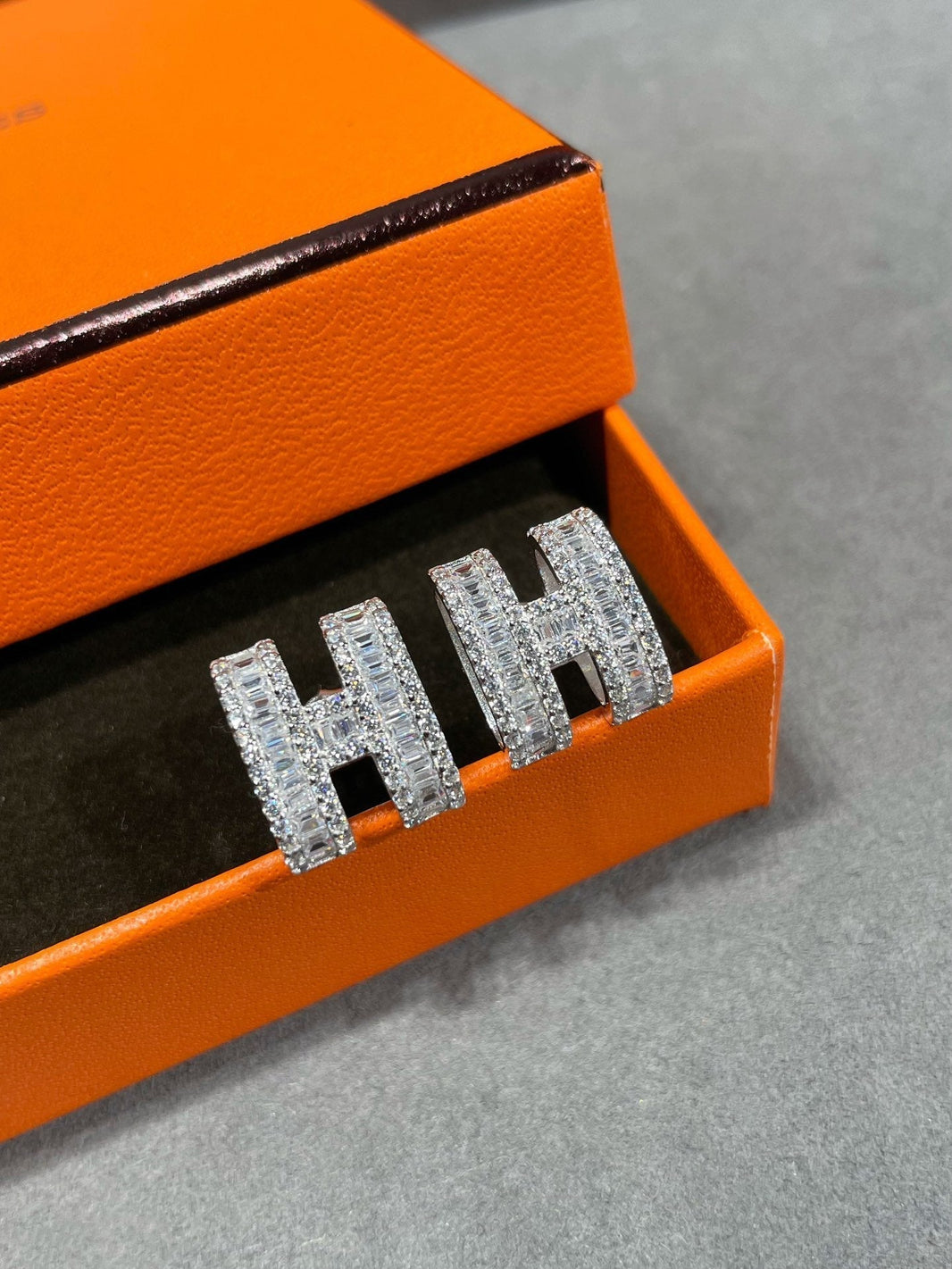 [Super Jewellery]H STUD EARRINGS WITH SILVER DIAMONDS