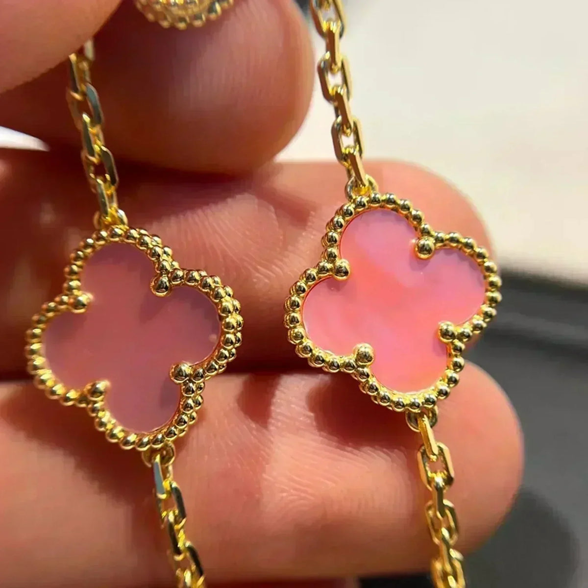 [Super CiCi ] KOLLEKTION: ARMBAND MIT 5 KLEEBLATT-MOTIVEN AUS PINKEM PERLMUTT