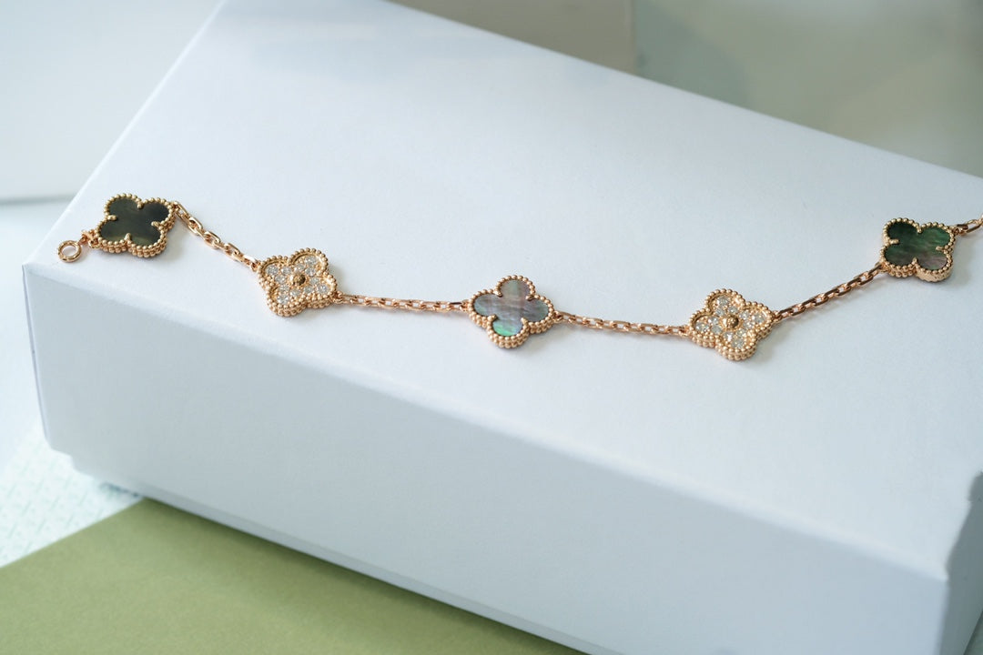 [Super CiCi ] CLOVER 5 MOTIF ARMBAND KOLLEKTION GRAUES PERLMUTT