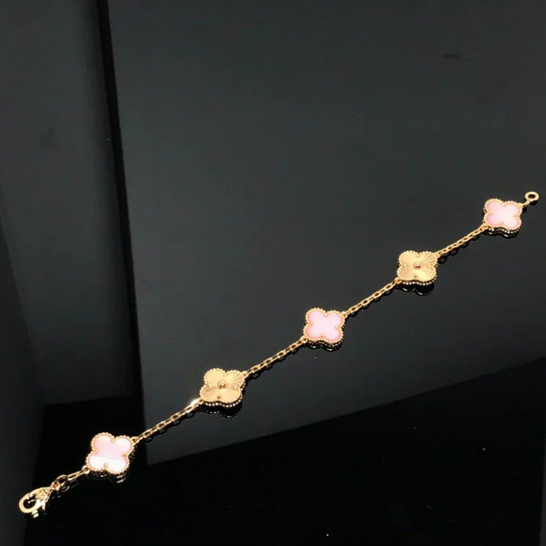 [Super CiCi ] KOLLEKTION: ARMBAND MIT 5 KLEEBLATT-MOTIVEN AUS PINKEM PERLMUTT