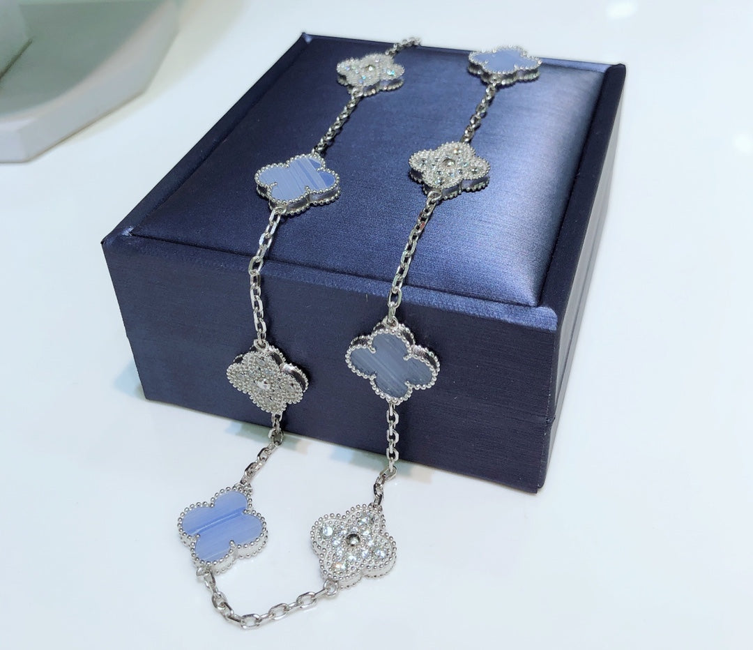 [Super CiCi] CLOVER HALSKETTE MIT 10 MOTIVEN, CHALCEDON, DIAMANTEN, SILBER