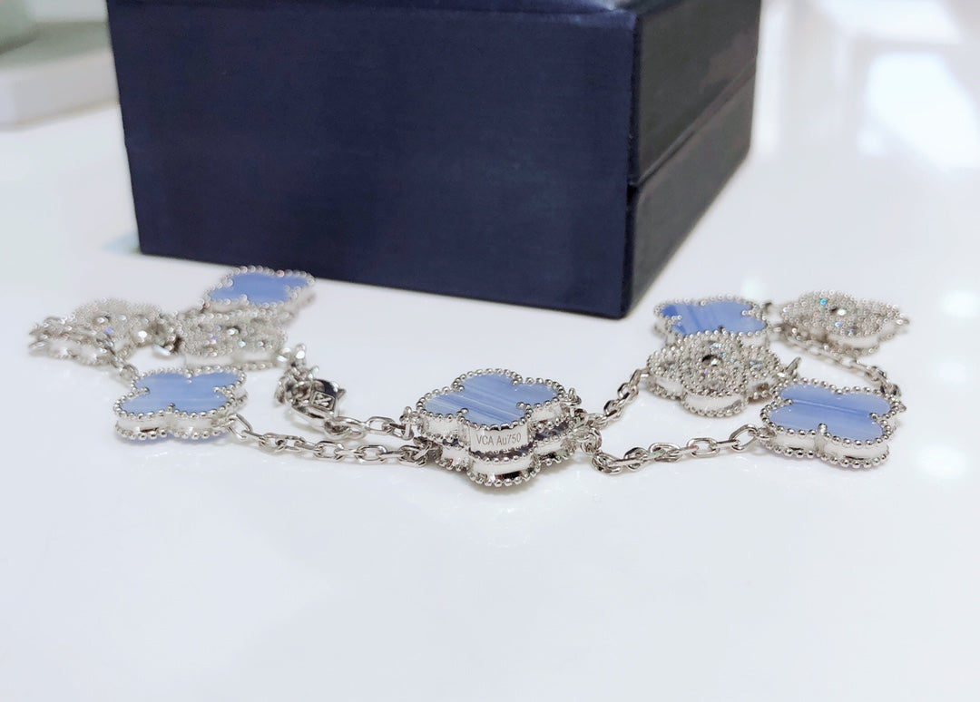 [Super CiCi] CLOVER HALSKETTE MIT 10 MOTIVEN, CHALCEDON, DIAMANTEN, SILBER